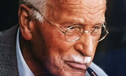 Carl Jung, på dette billede, ser væk fra kameraet