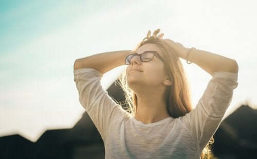Smilende dame anvender mindfulness udenfor