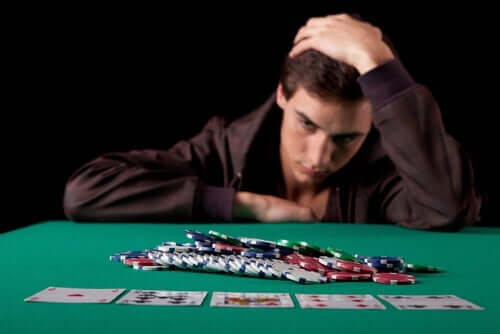 Bedrøvet mand ved pokerbord er eksempel på patologiske gamblere