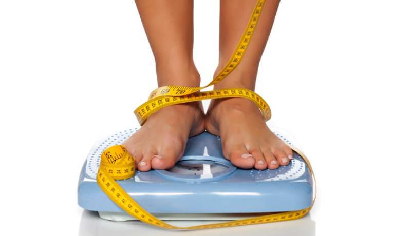 Person på vægt med målebånd