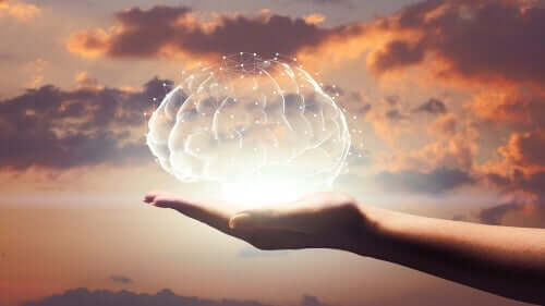 En hånd med et holografisk hjernebillede, der projicerer