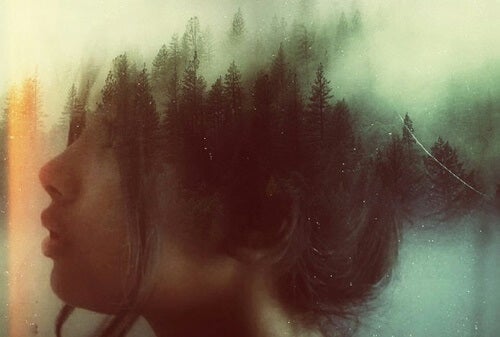 kvinde med en skov i sine tanker