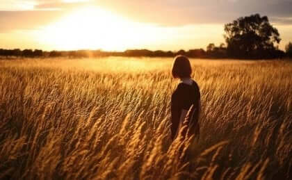 Nøglen til lykke: En person, der står i et hvedemark
