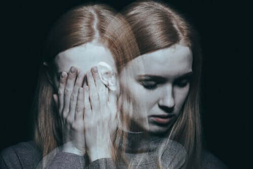 Kvinde med hænderne foran ansigt oplever skizofreni