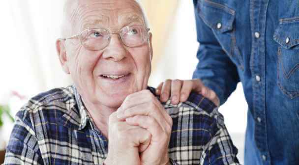 Smilende mand kigger op