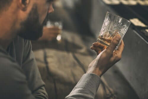 Mand med glas med alkohol har brug for psykologiske behandlinger af alkoholisme