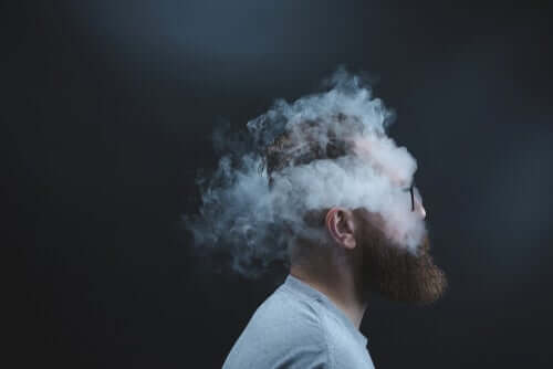 Mand med røg om hoved kan ikke se klart for vægten af åbne sår