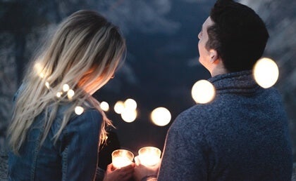 Mand og kvinde med lyskæde om sig illustrerer at skabe en forbindelse med andre
