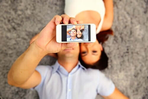 Par tager selfie sammen som en del af at foregive på sociale netværk