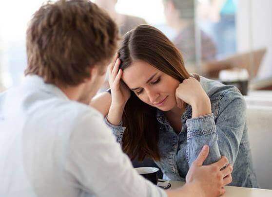 Kvinde foran mand ser ned på grund af filofobi