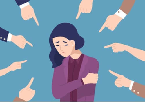 Personer peger fingre af kvinde