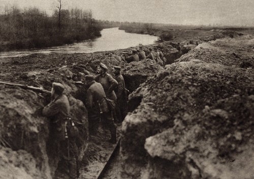 Soldater gemmer sig i skyttegrave i et oprør