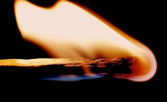 Brændende tændstik