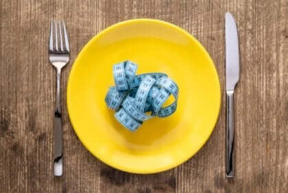 tallerken med målebånd