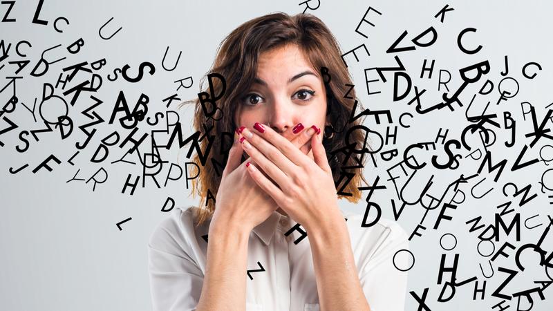 Kvinde med hænderne for munden oplever udenlandsk accent syndrom