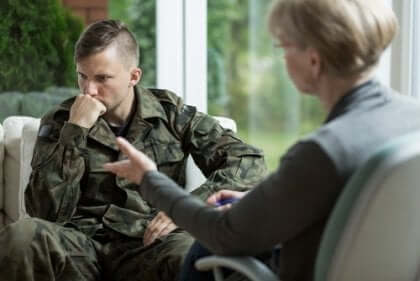 soldat i samtale med en psykolog