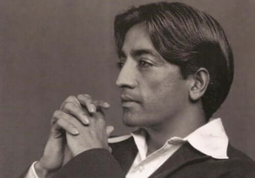 Billede af eftertænksom Krishnamurti