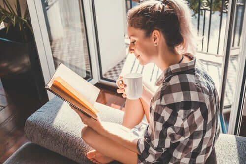 Kvinde med bog nyder sammenhængen mellem læsning og følelsesmæssig intelligens