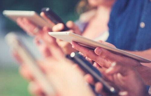 folk med forksellige telefoner