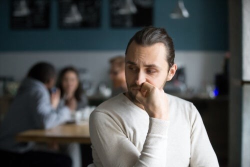 Mand udviser forlegenhed på cafe