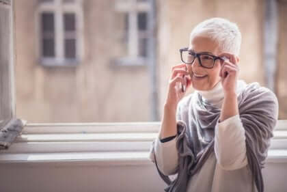 ældre kvinde taler i telefon