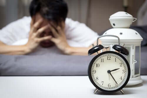 Frustreret mand bag vækkeur ønsker behandling af søvnløshed