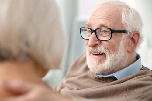 Ældre mand med briller smiler