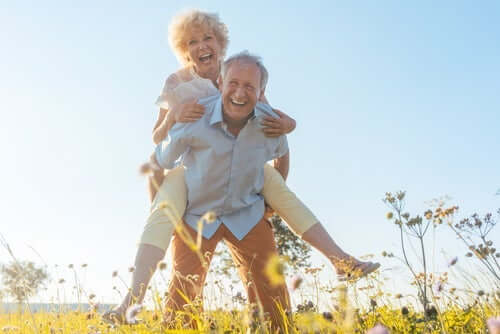 Grinende ældre par viser forskellen på at ældes og at blive gammel