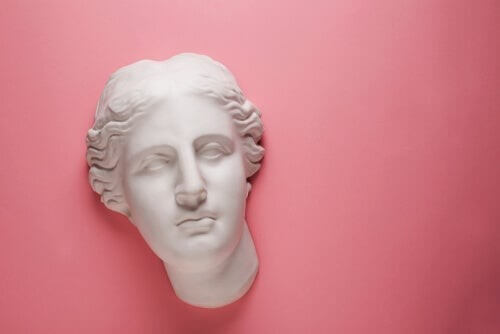 Myten om Afrodite og Ares i græsk mytologi illustreres af statue foran lyserød væg