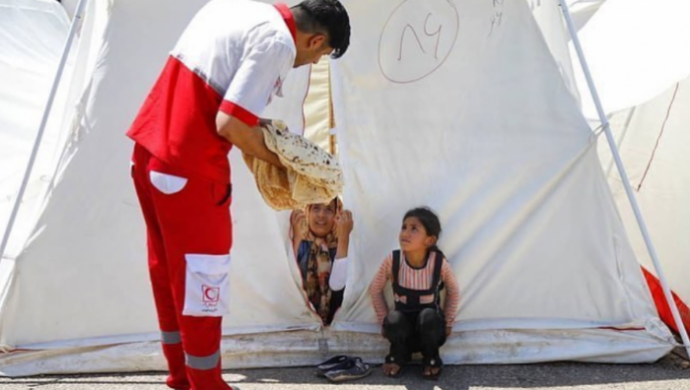 Mand giver støtte efter katastrofer