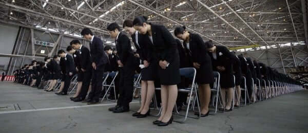 Taijin kyofusho hænger sammen med tvangspræget adfærd som ses på dette billede af en gruppe mennesker, der alle står bukket forover
