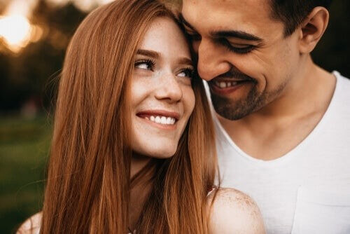 Mand og kvinde kigger forelsket på hinanden