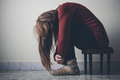 kvinde virker depressiv
