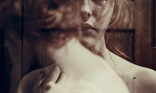 Kvinde med social fobi