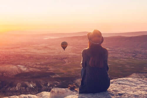 Kvinde ser på luftballon og nyder fravær af problemer