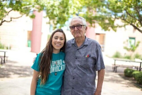 Ældre mand med ung pige foran universitet