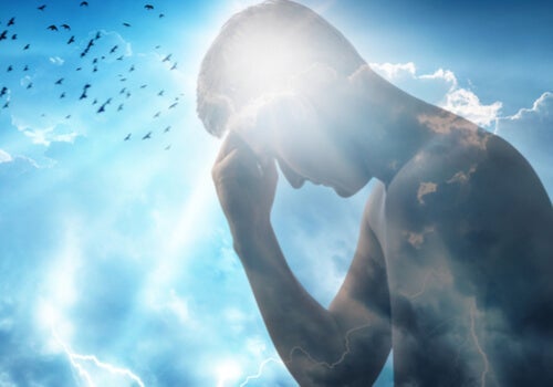 En mands silhuet foran himmel symboliserer et psykologisk perspektiv på visdom