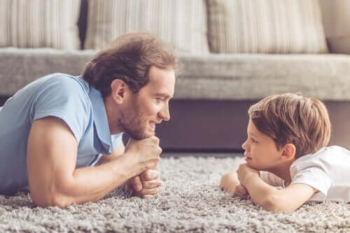 Far og søn viser, at det er vigtigt at lære empati i barndommen