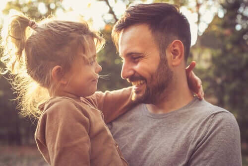 Far og datter smiler og illustrerer vigtigheden af at lære børn om taknemmelighed