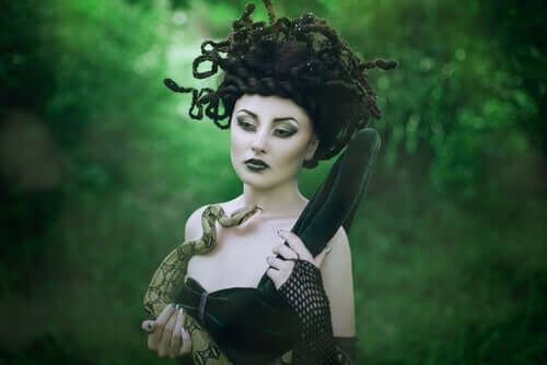 Kvinde med slange i skov illustrerer Medusa