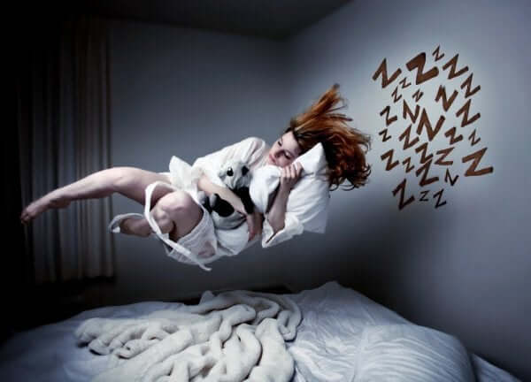 Kvinde svæver over seng