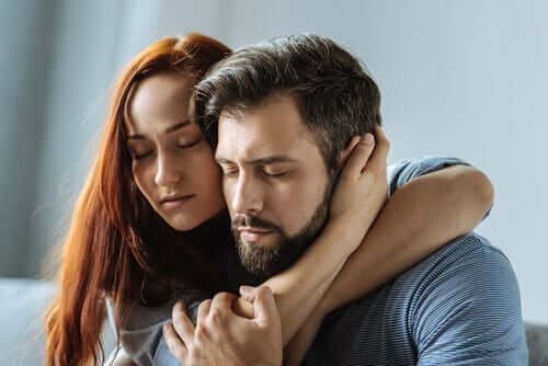 Par krammer i stilhed og symboliserer "Sig ikke de ord"