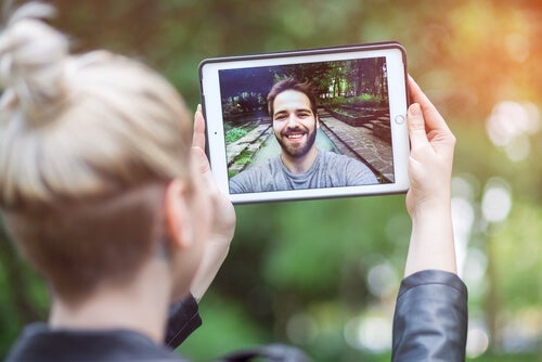 Par i langdistanceforhold laver videocall