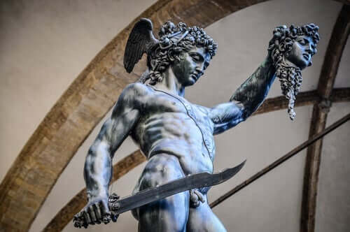 Statue, der viser myten om Medusa og Perseus