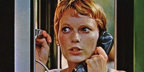 Rosemary fra Rosemary's Baby taler i telefon