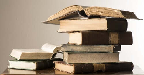 bøger på et bord
