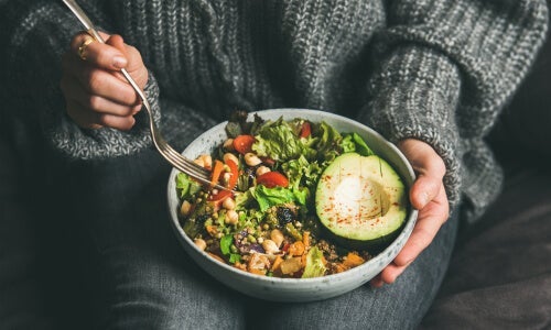 skål med blandet salat
