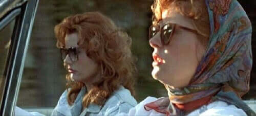 Thelma og Louise kører i bil