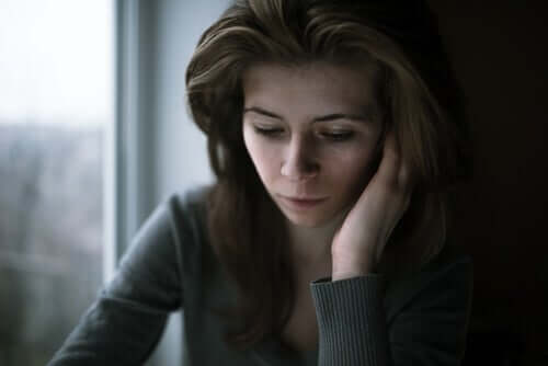 Kvinde ser trist nedad