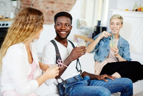 Venner drikker drinks og smiler